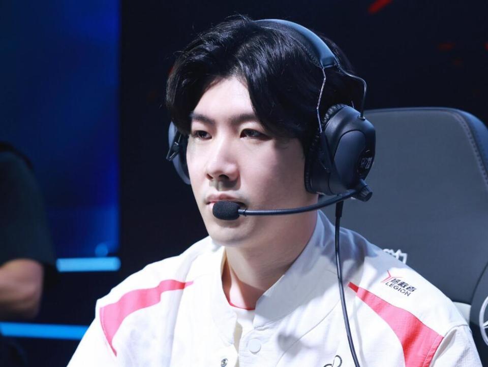 她不仅稳步 她不仅稳步